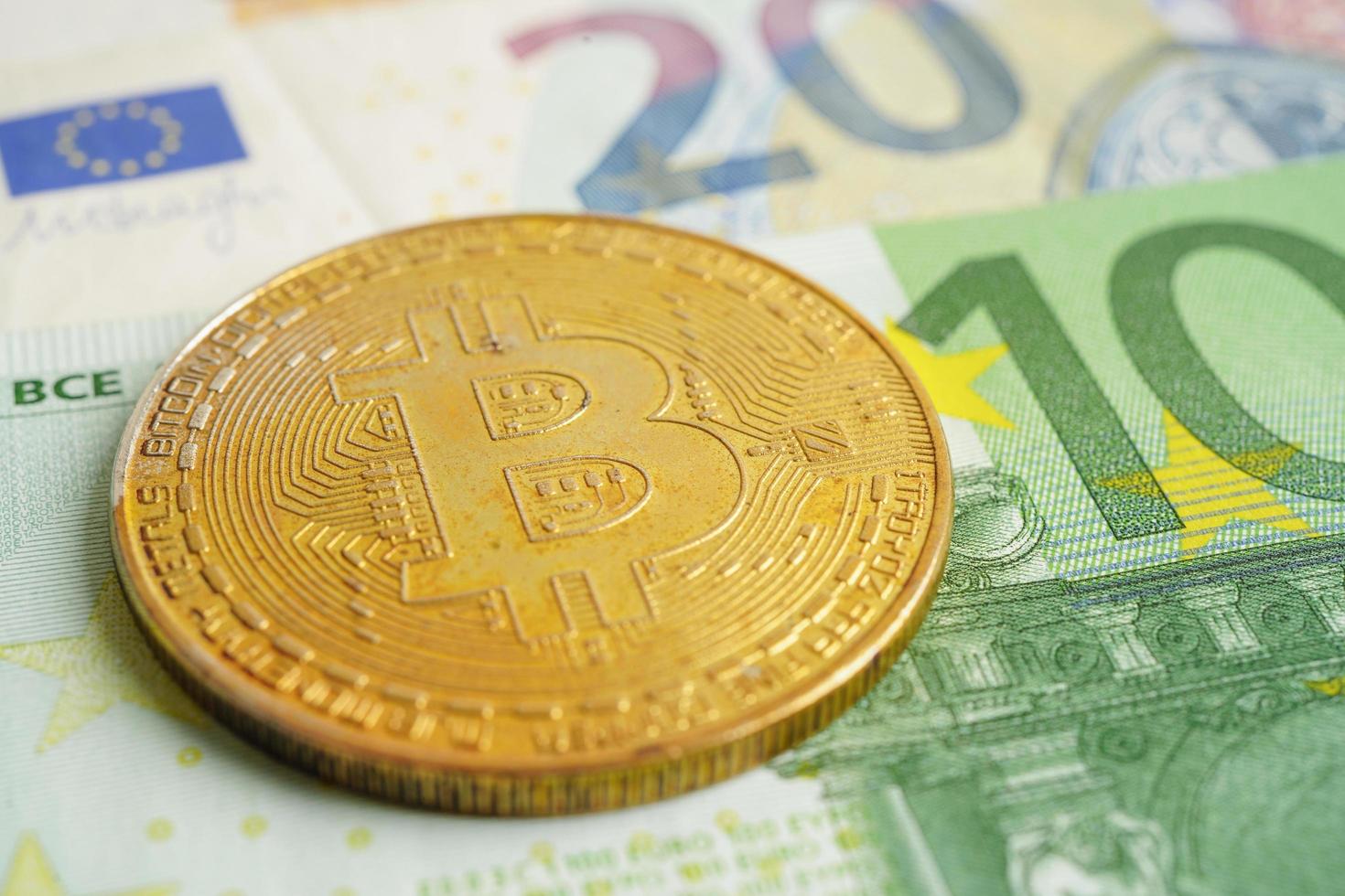 bitcoin dourado em dinheiro de notas de euro para negócios e comerciais, moeda digital, criptomoeda virtual. foto