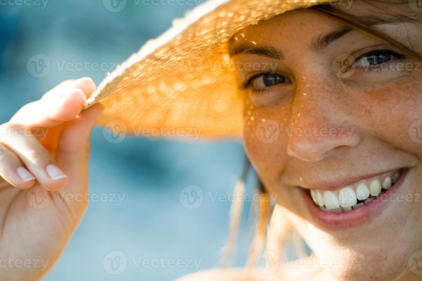 menina sorridente com chapéu foto