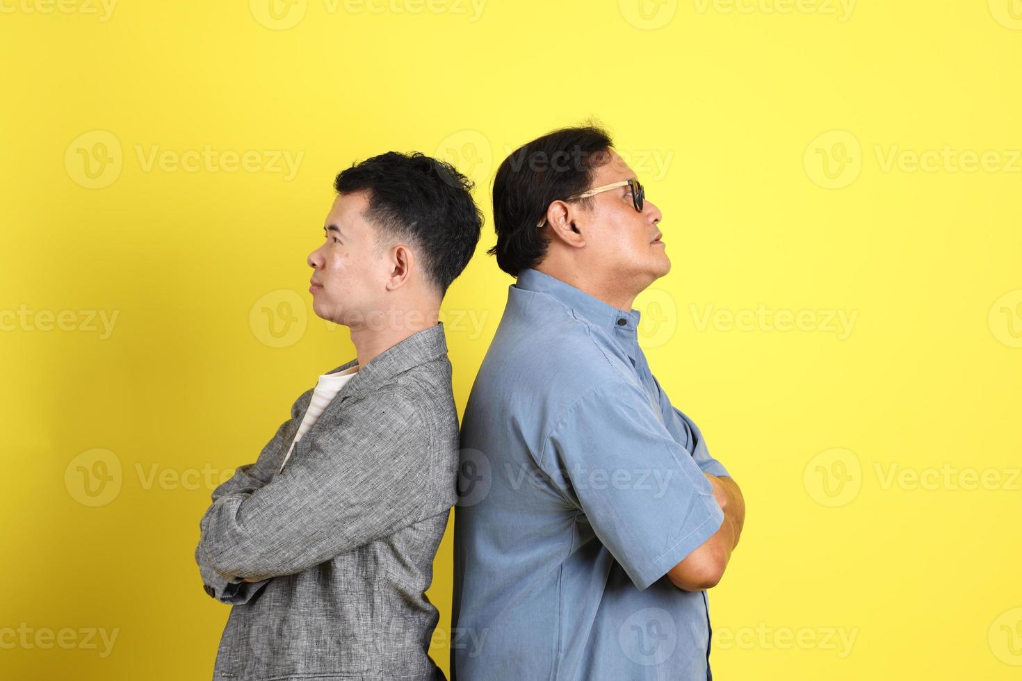 dois homem asiático foto