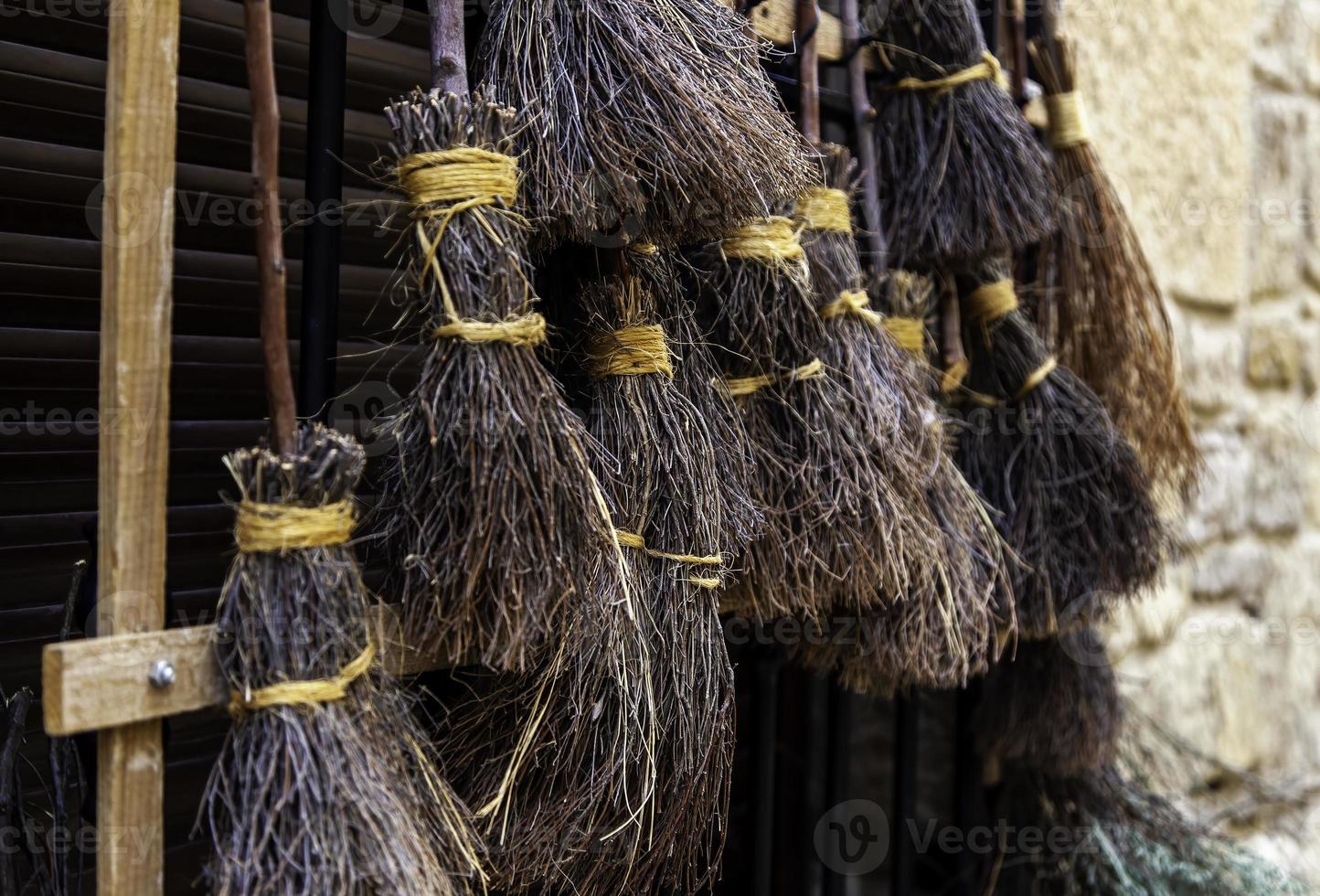 vassouras de bruxas artesanais foto