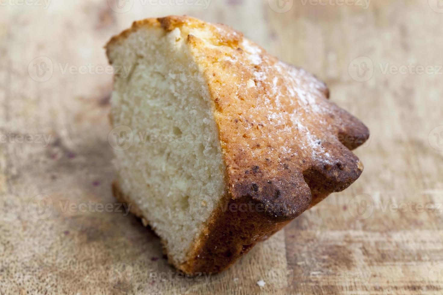 bolinho doce de trigo dividido em várias partes foto