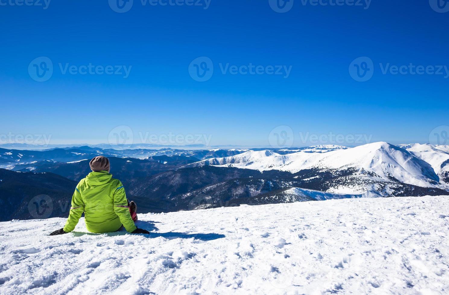 mulher relaxar nas montanhas durante caminhadas de inverno foto