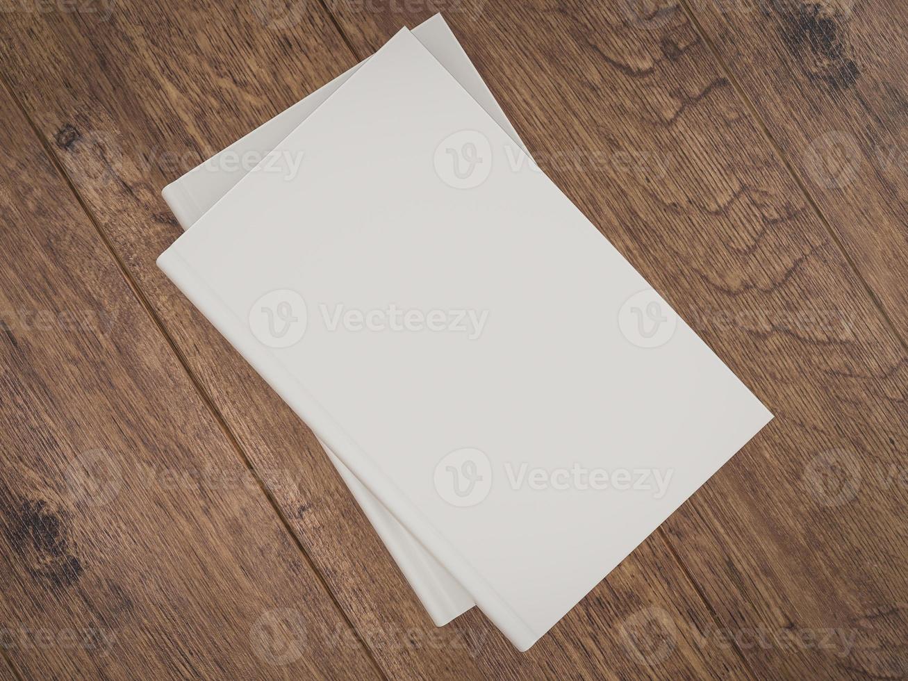modelo de maquete vazio livro branco sobre fundo de madeira foto