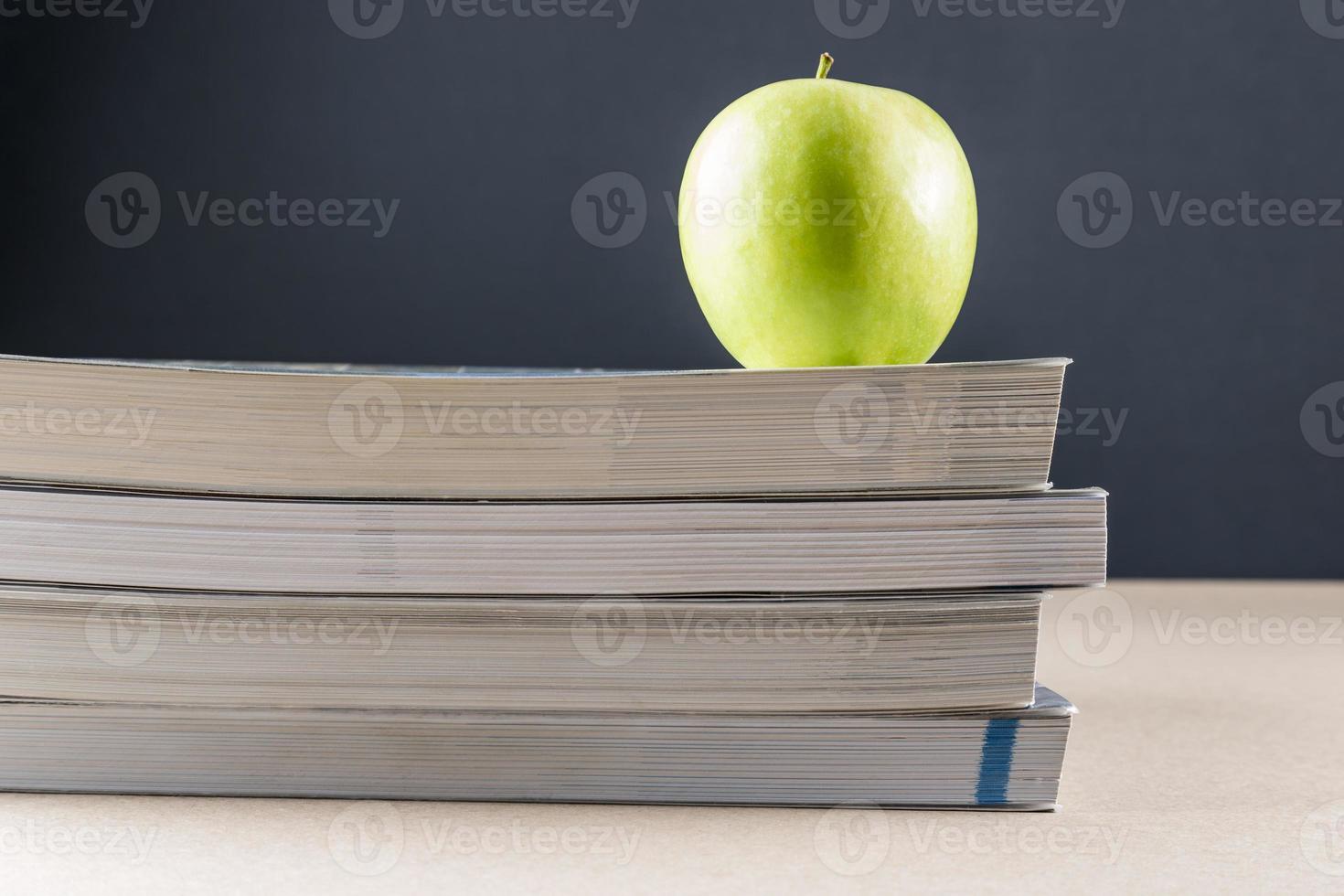 maçã em livros foto