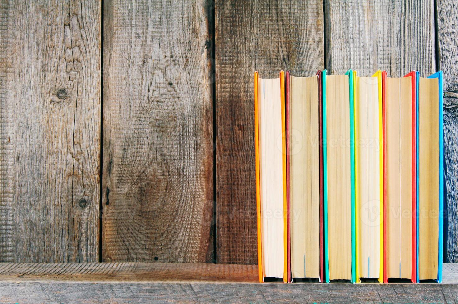 livros em uma prateleira de madeira. foto