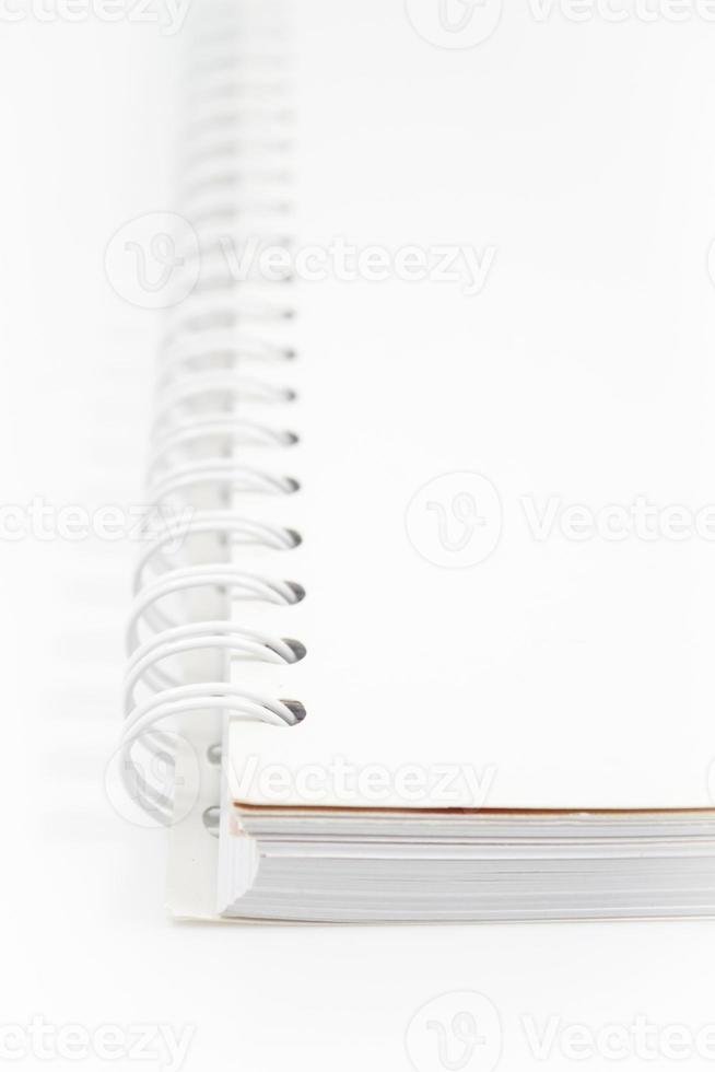 caderno espiral branco isolado no fundo branco foto