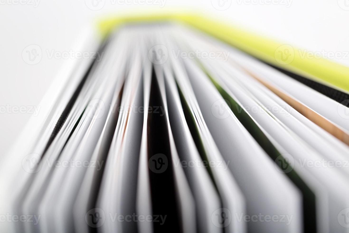 close-up de um livro aberto foto