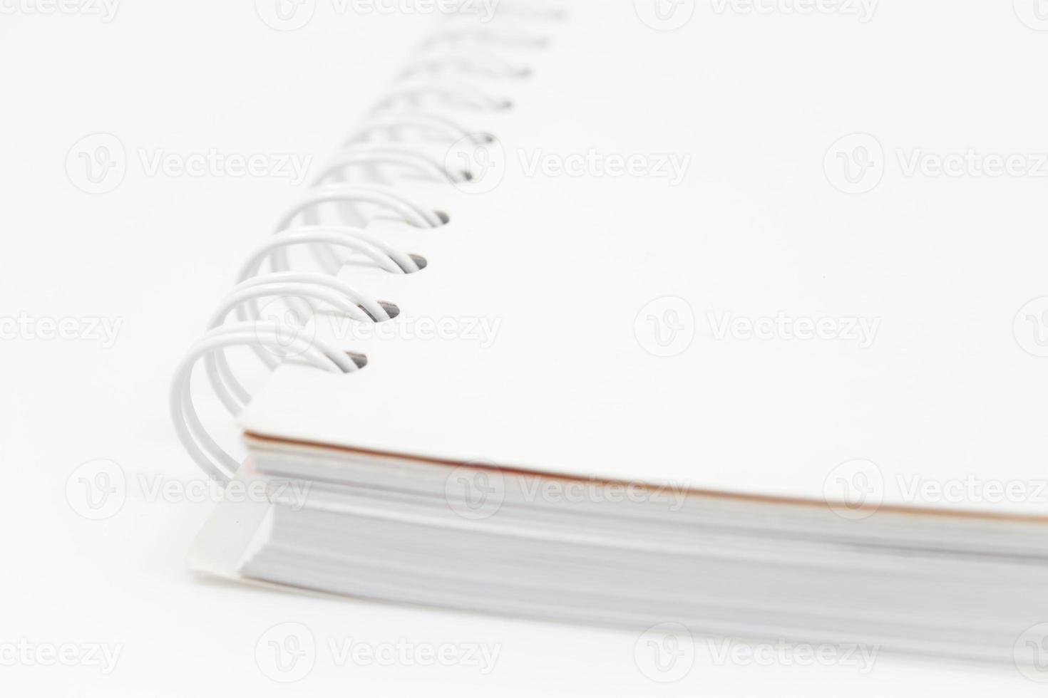 caderno espiral closeup, isolado no fundo branco foto