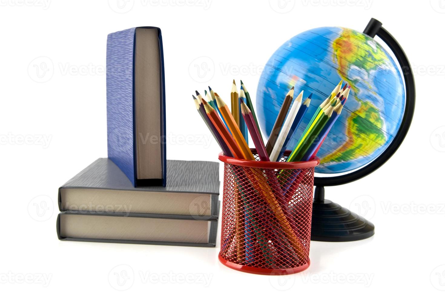 livros, lápis e globo foto