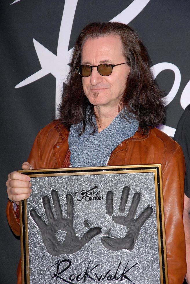 los angeles, 20 de novembro - geddy lee of rush na cerimônia em que o rush é introduzido no rockwalk do guitar center no guitar center em 20 de novembro de 2012 em los angeles, ca foto