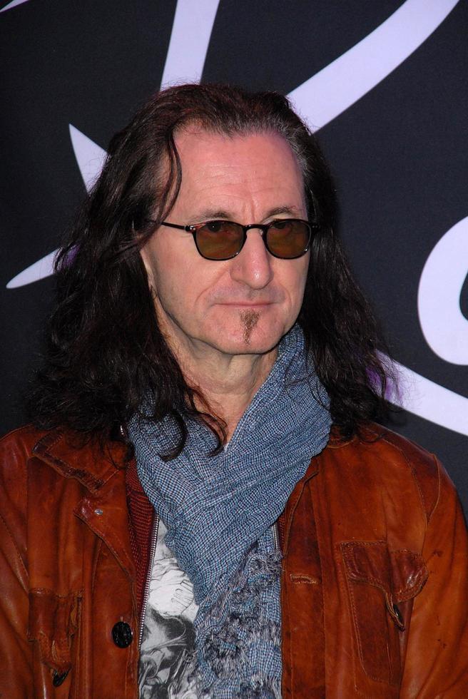 los angeles, 20 de novembro - geddy lee of rush na cerimônia em que o rush é introduzido no rockwalk do guitar center no guitar center em 20 de novembro de 2012 em los angeles, ca foto