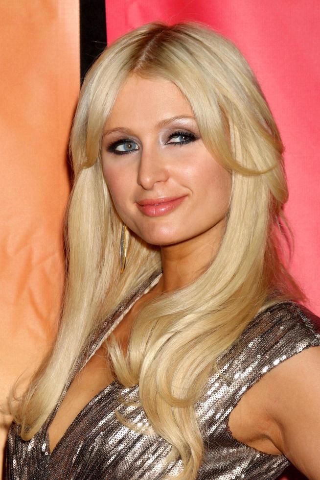 los angeles, 13 de janeiro - paris hilton chega à festa nbc tca winter 2011 no langham huntington hotel em 13 de janeiro de 2010 em westwood, ca foto