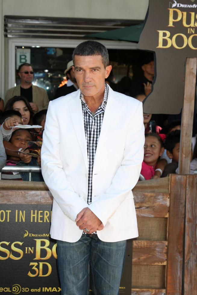 los angeles, 23 de outubro - antonio banderas chegando ao gato de botas estreia no teatro regency village em 23 de outubro de 2011 em westwood, ca foto