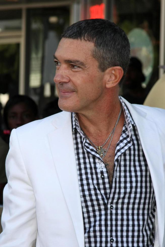 los angeles, 23 de outubro - antonio banderas chegando ao gato de botas estreia no teatro regency village em 23 de outubro de 2011 em westwood, ca foto