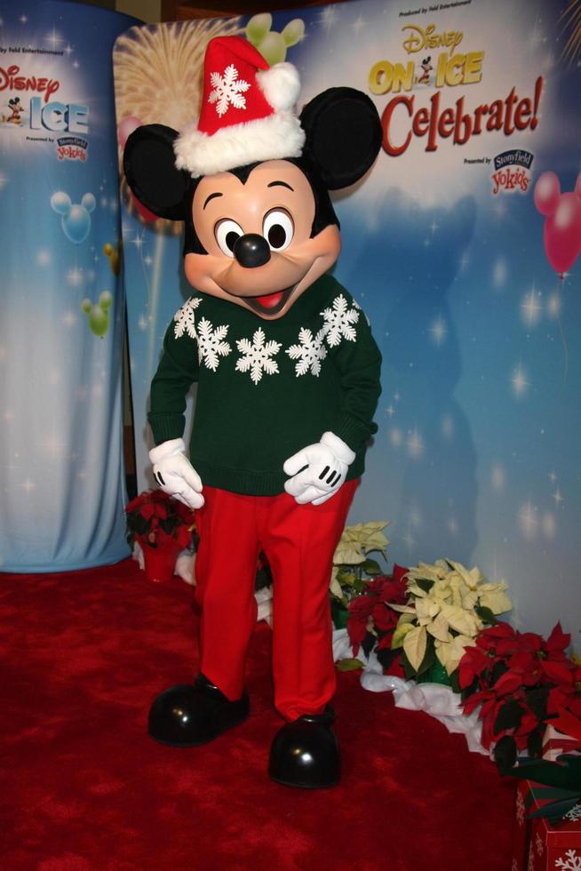 los angeles, 11 de dezembro - mickey mouse na recepção do tapete vermelho da disney on ice no grampos center em 11 de dezembro de 2014 em los angeles, ca foto