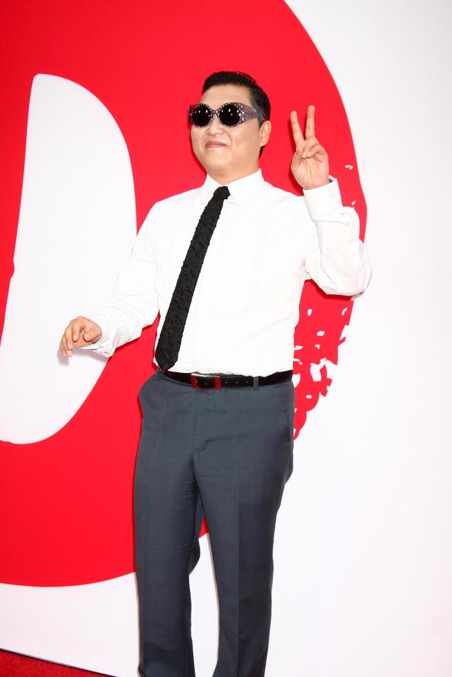 los angeles, 11 de julho - psy chega na estréia de 2 vermelho no teatro da vila em 11 de julho de 2013 em westwood, ca foto