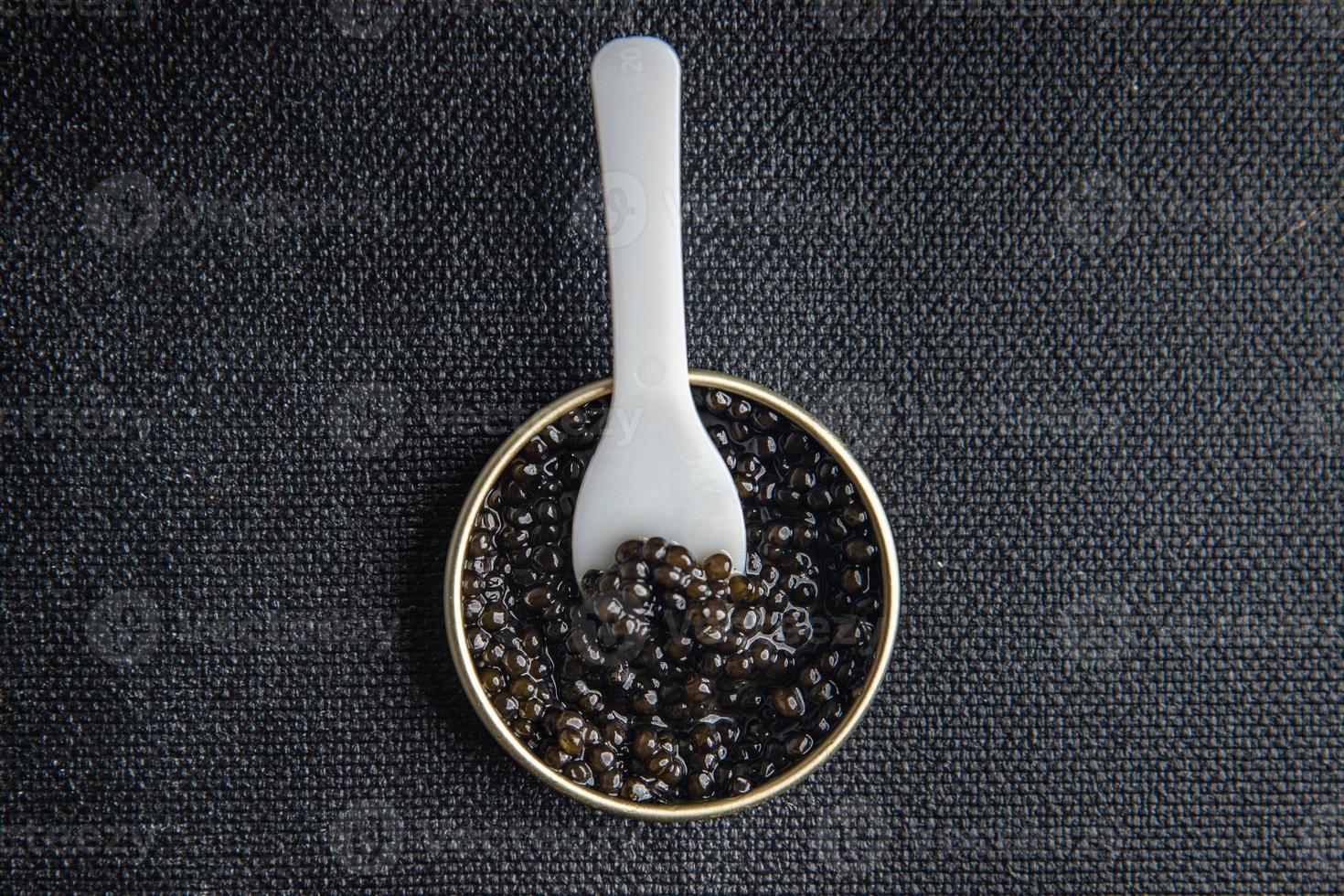 caviar preto esturjão peixe beluga, esturjão estrelado fresco refeição saudável comida lanche dieta na mesa cópia espaço fundo comida vista superior rústica foto