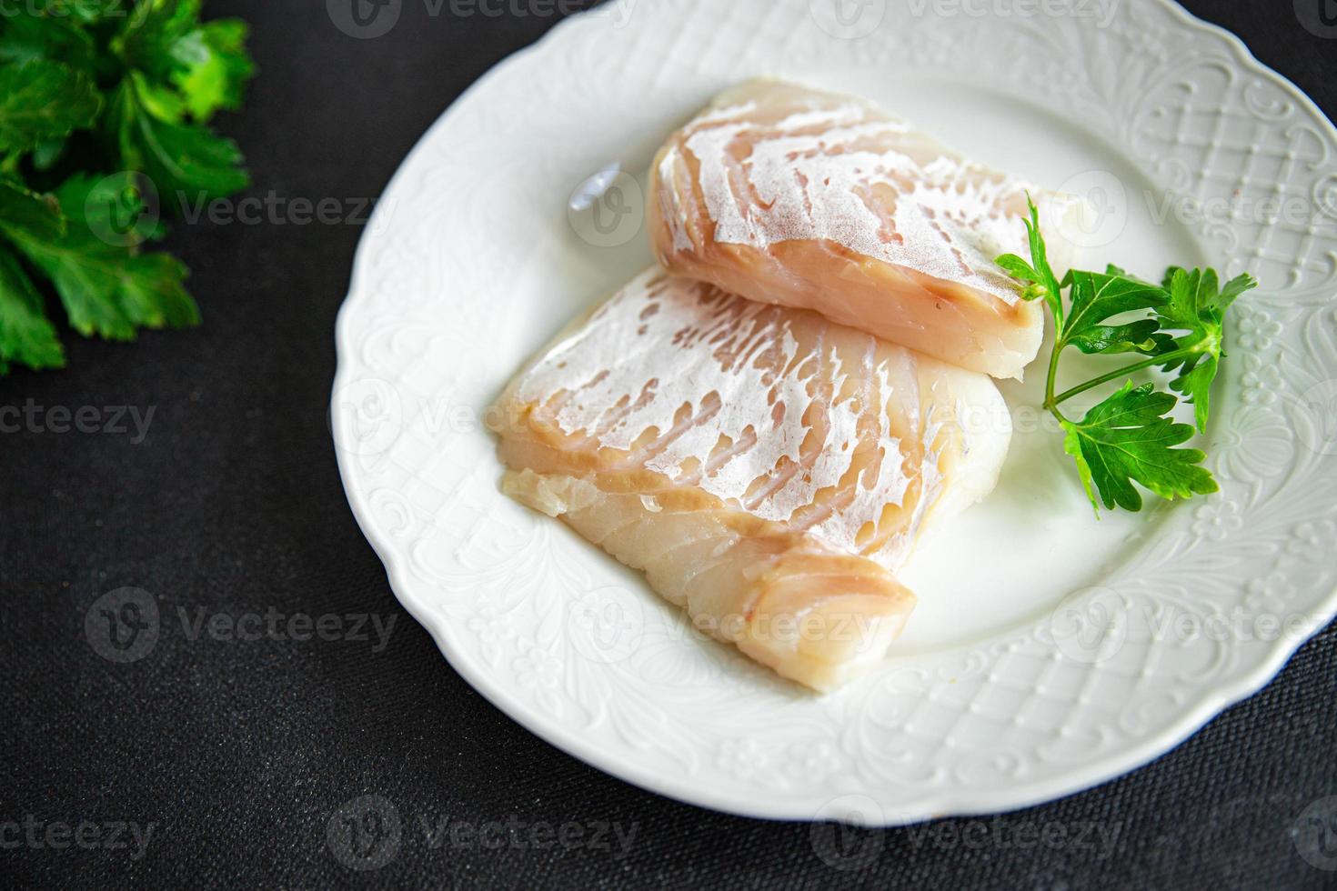 bacalhau peixe filé branco sem pele refeição fresca comida lanche na mesa cópia espaço fundo comida rústica vista superior foto