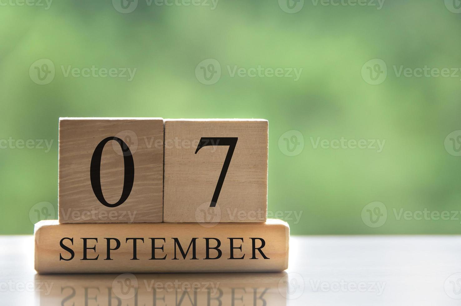 texto de data de calendário de 7 de setembro em blocos de madeira com espaço de cópia para ideias. copie o conceito de espaço e calendário foto