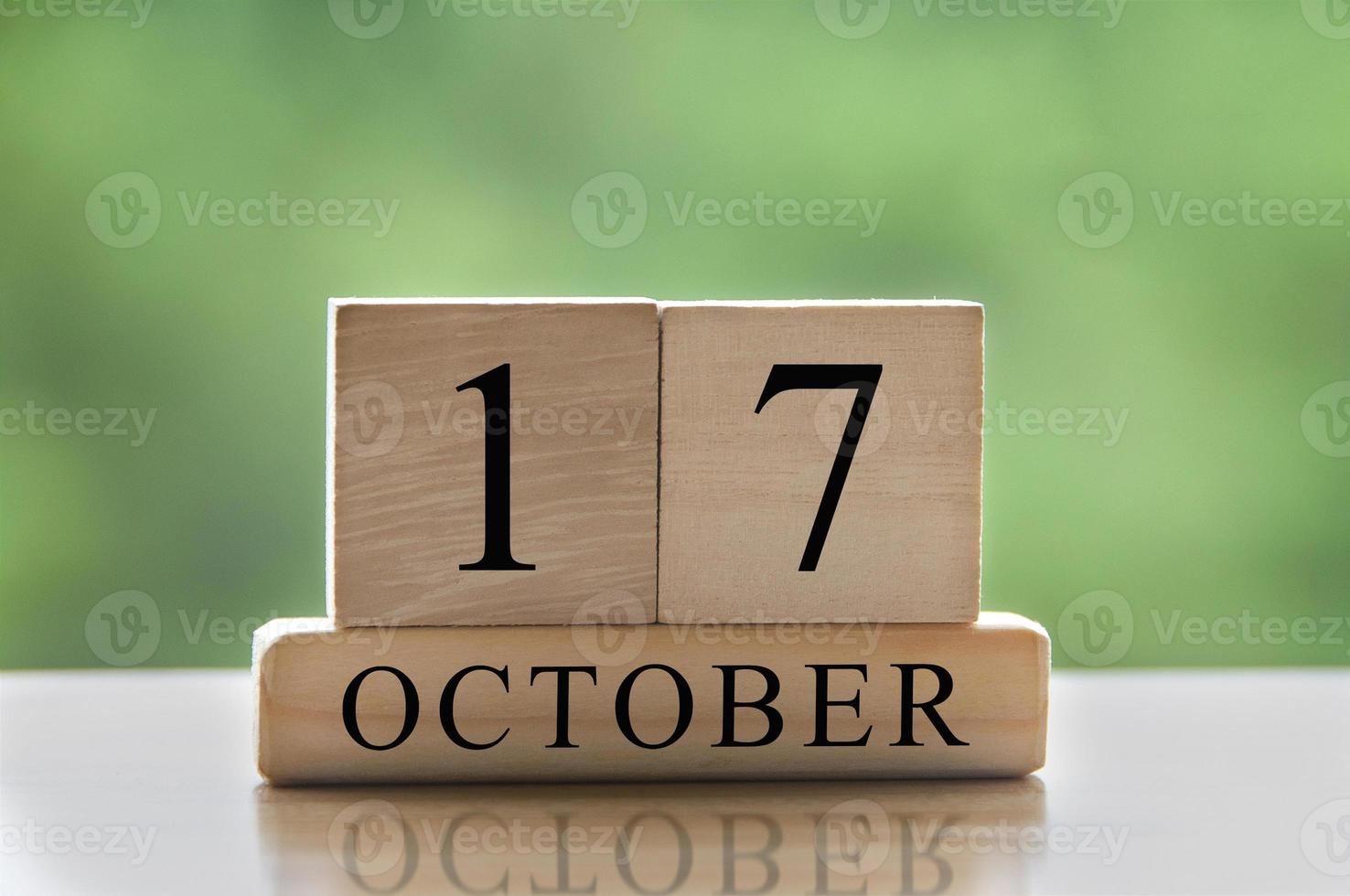 texto de data de calendário de 17 de outubro em blocos de madeira com espaço de cópia para ideias ou texto. copie o conceito de espaço e calendário foto