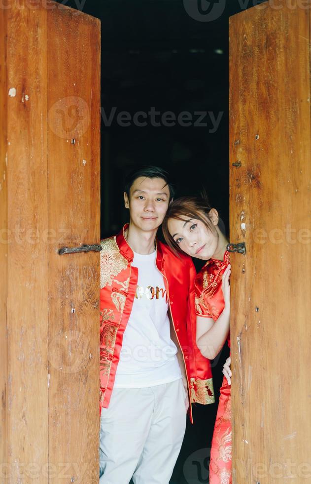 feliz jovem casal asiático em vestidos tradicionais chineses foto