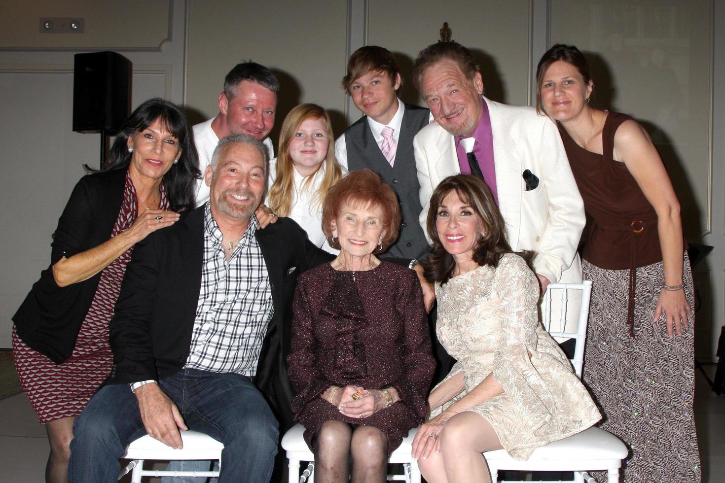 los angeles, 23 de novembro - na festa de aniversário de 90 anos de molly wolveck no salão de festas brandview em 23 de novembro de 2014 em glendale, ca foto