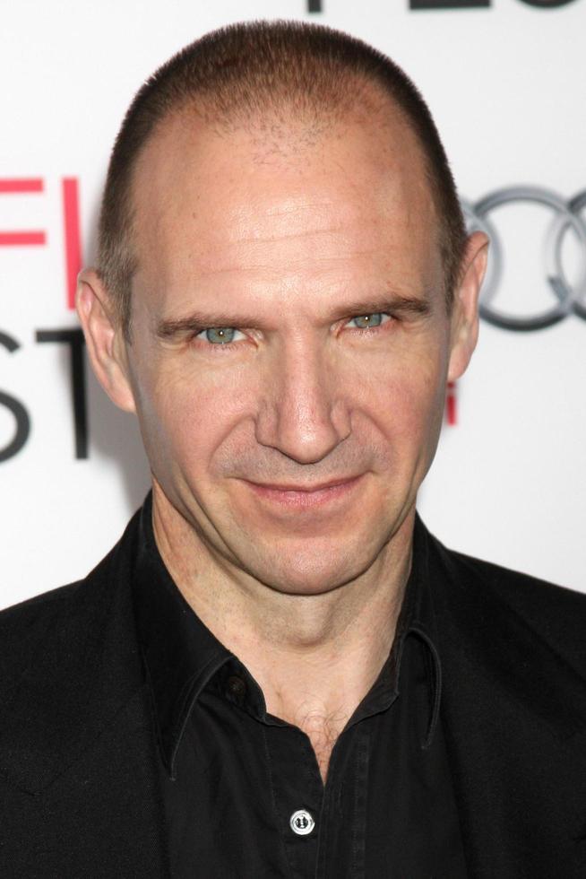 los angeles, 11 de novembro - ralph fiennes na exibição da mulher invisível no afi fest no tcl teatro chinês em 11 de novembro de 2013 em los angeles, ca foto