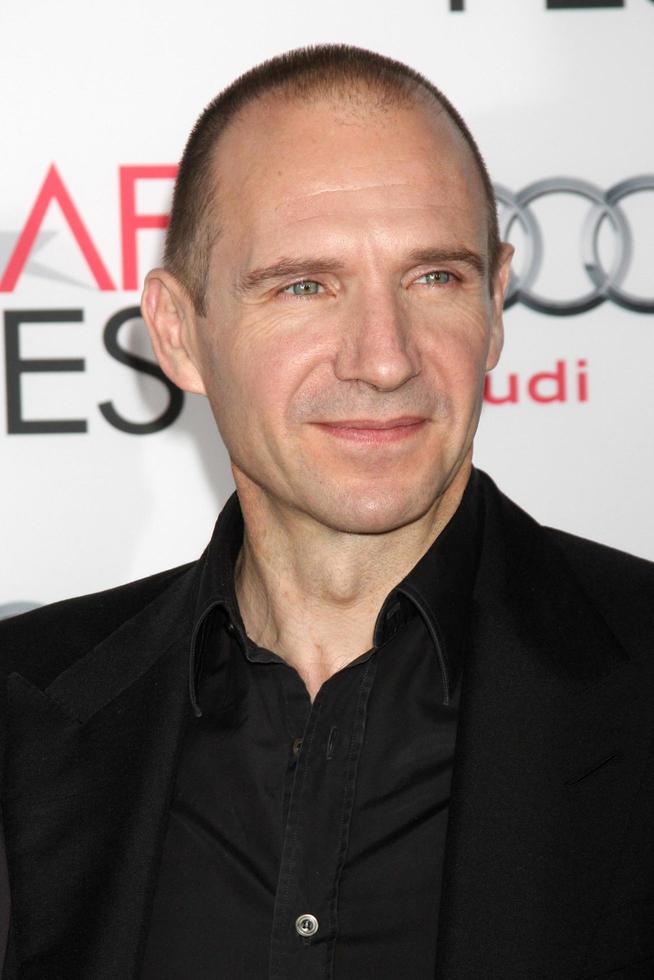 los angeles, 11 de novembro - ralph fiennes na exibição da mulher invisível no afi fest no tcl teatro chinês em 11 de novembro de 2013 em los angeles, ca foto