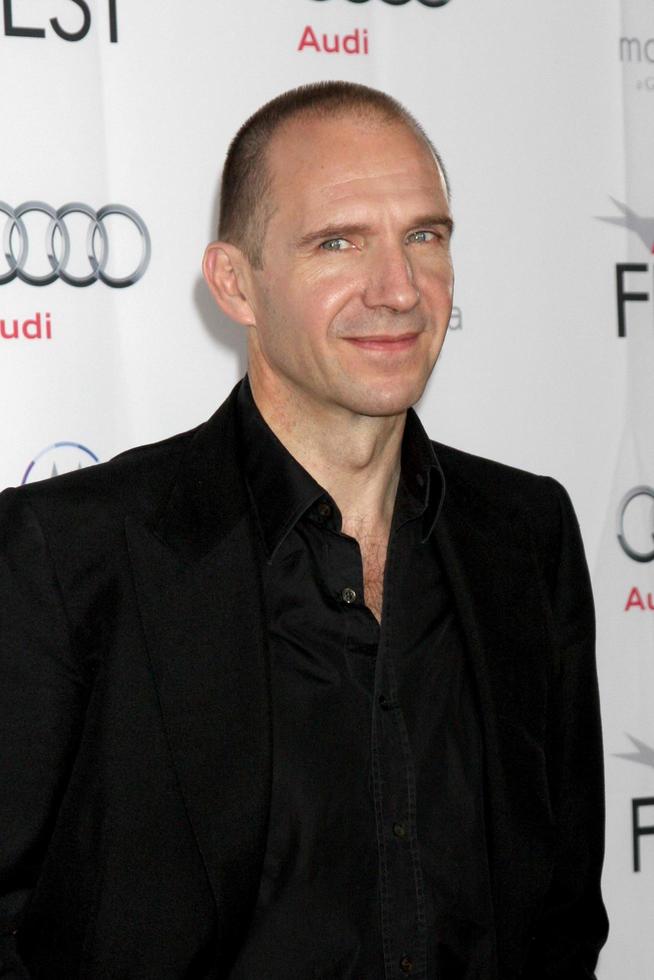 los angeles, 11 de novembro - ralph fiennes na exibição da mulher invisível no afi fest no tcl teatro chinês em 11 de novembro de 2013 em los angeles, ca foto