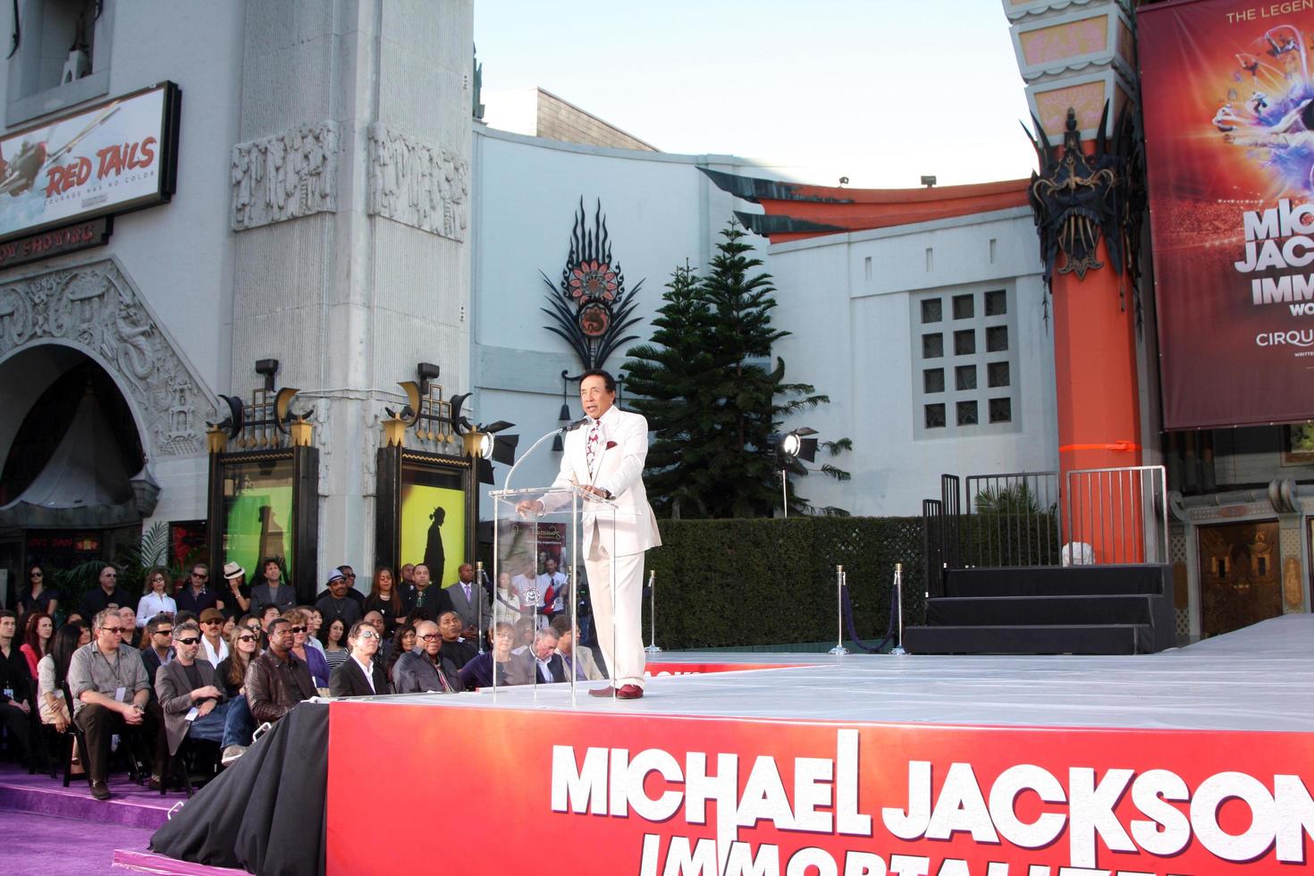 los angeles, 26 de janeiro - smokey robinson fala na cerimônia de impressão de mão e pegada imortalizada por michael jackson no teatro chinês graumans em 26 de janeiro de 2012 em los angeles, ca foto