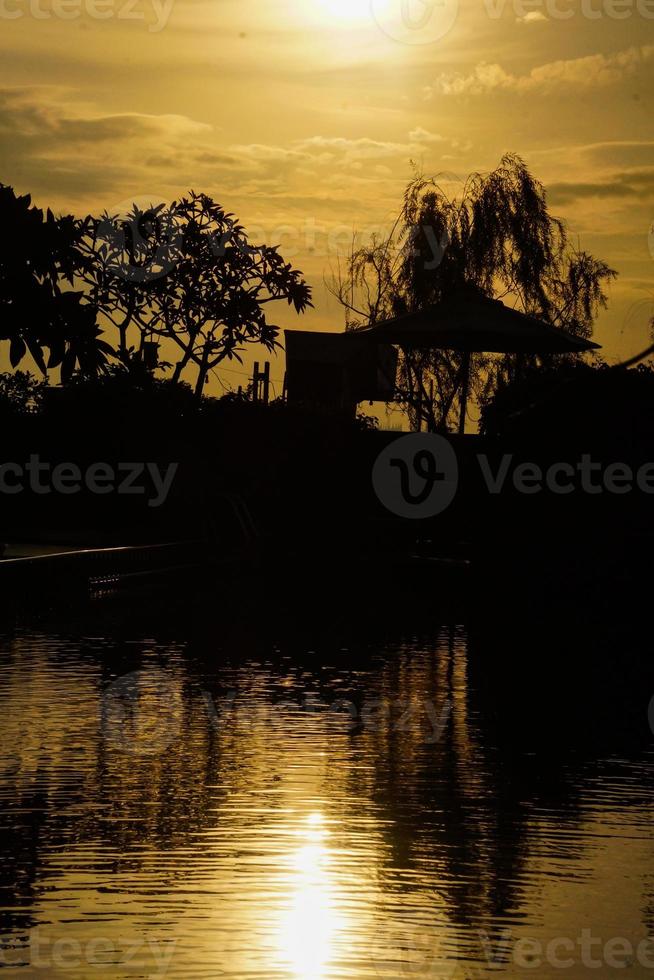 piscina shilouette na hora do pôr do sol foto