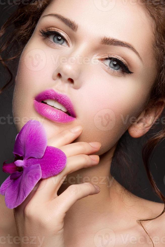 retrato de close-up de mulher bonita com maquiagem brilhante foto
