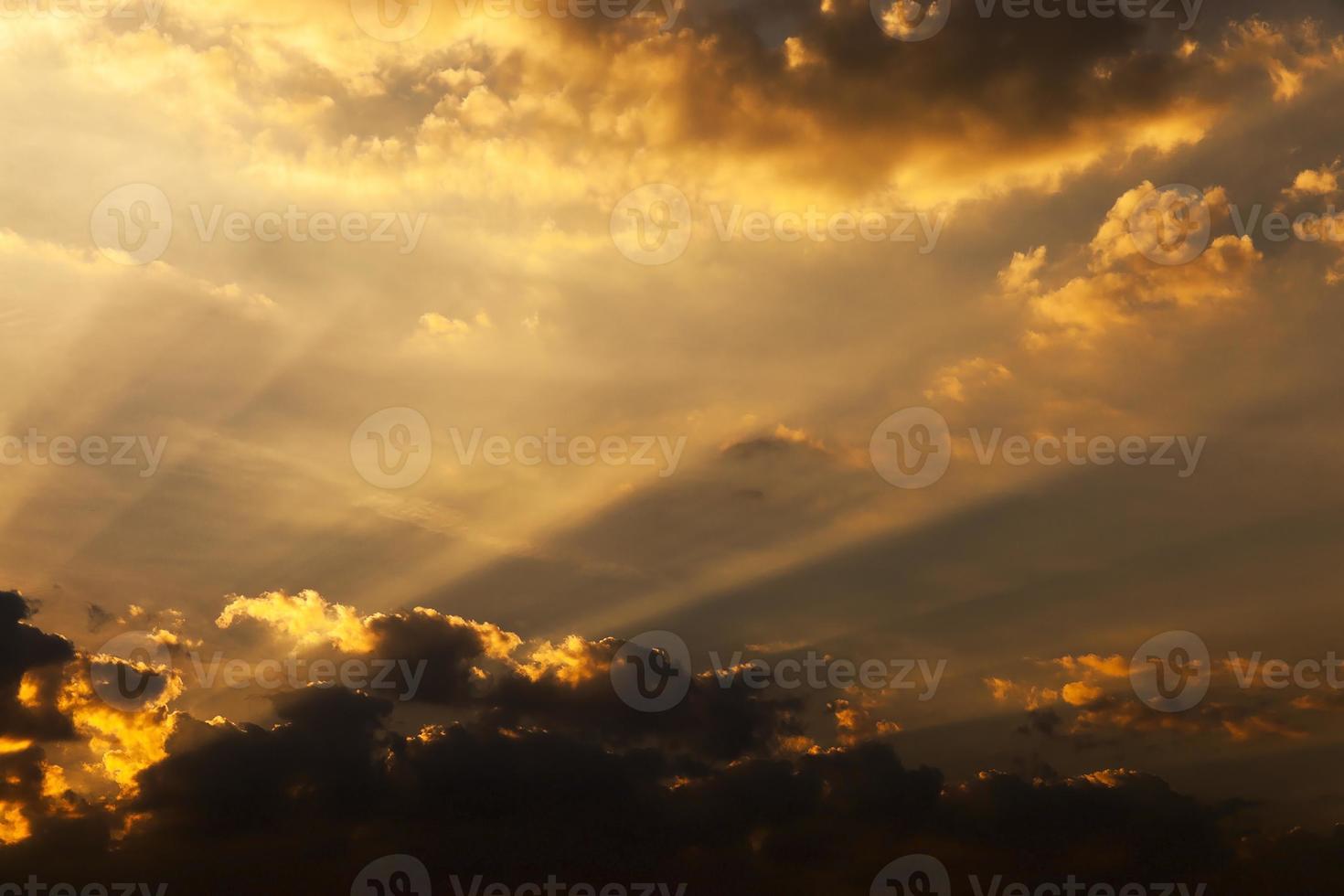 o céu durante o pôr do sol foto