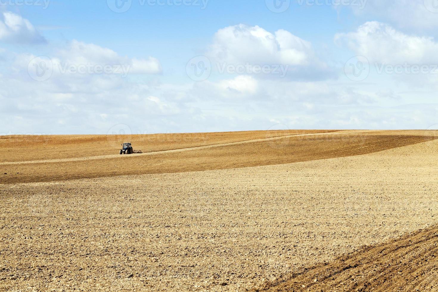 trator arando os campos foto