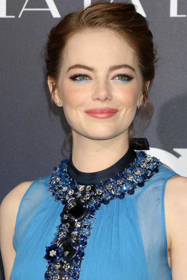 los angeles, 6 de dezembro - emma stone na estreia mundial la la land no village theatre em 6 de dezembro de 2016 em westwood, ca foto