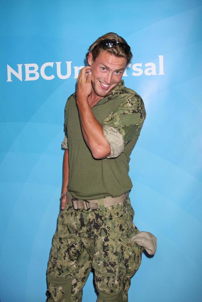 los angeles, 24 de julho - grady powell chega ao nbc tca summer 2012 press tour no beverly hilton hotel em 24 de julho de 2012 em beverly hills, ca foto