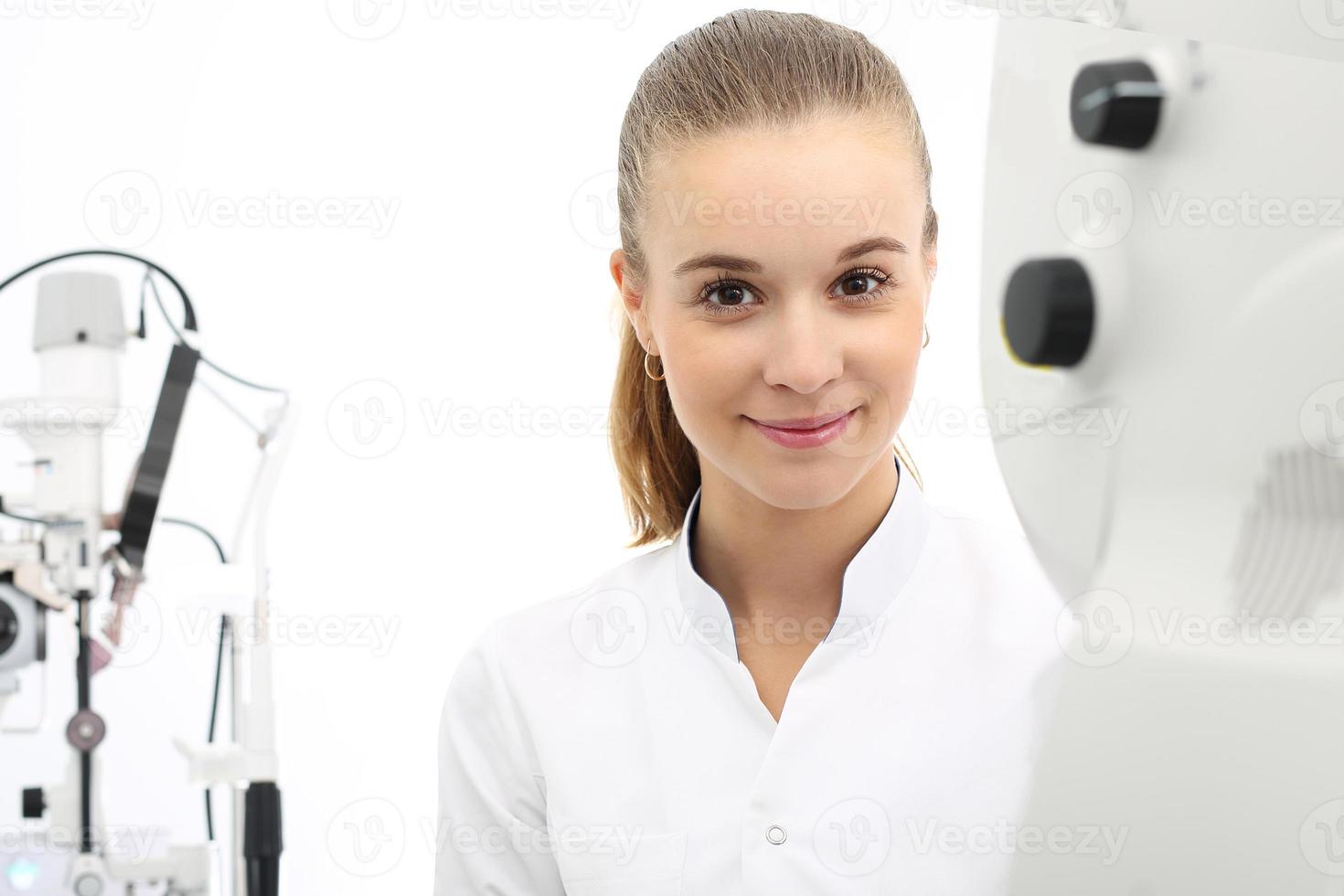 mulher em oftalmologista. foto