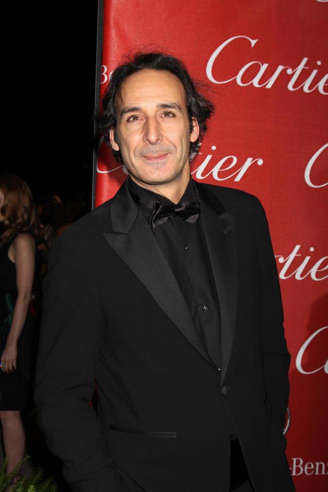 los angeles, 7 de janeiro - alexandre desplat chega à gala do festival internacional de cinema de palm springs 2012 no centro de convenções de palm springs em 7 de janeiro de 2012 em palm springs, ca foto