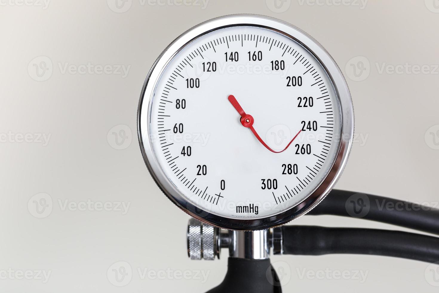 medidor de pressão arterial com agulha indicador dobrada foto