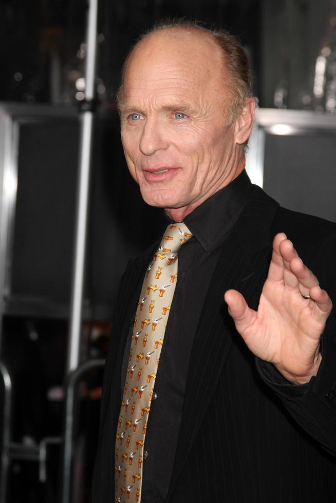 los angeles, 23 de janeiro - ed harris chega ao homem em uma borda los angeles estréia no teatro chinês graumans em 23 de janeiro de 2012 em los angeles, ca foto