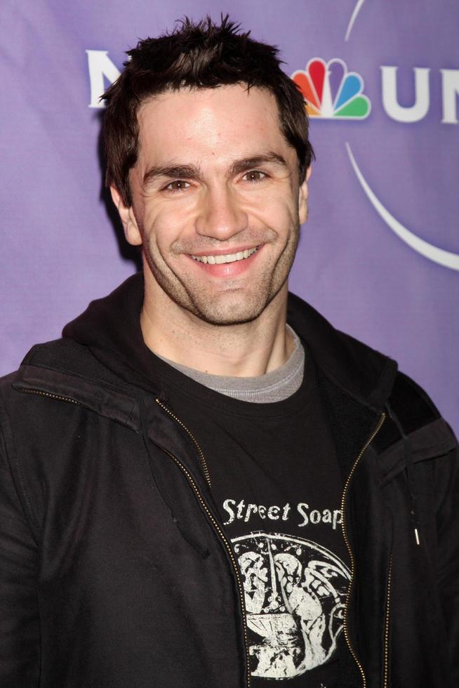 los angeles, 13 de janeiro - sam witwer chega à festa nbc tca winter 2011 no langham huntington hotel em 13 de janeiro de 2010 em westwood, ca foto