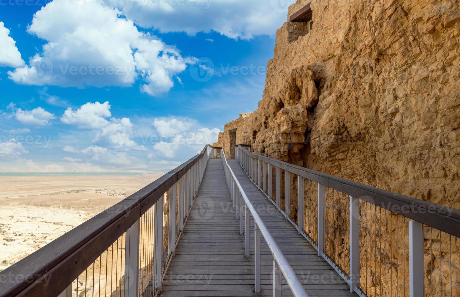 vistas panorâmicas de israel da fortaleza de masada no parque nacional no deserto judaico de negev perto do mar morto foto