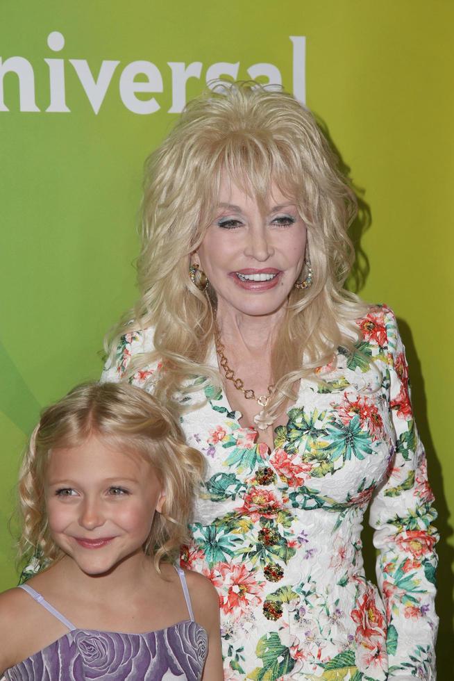 los angeles, 13 de agosto - dolly parton no nbcuniversal 2015 tca summer press tour no beverly hilton hotel em 13 de agosto de 2015 em beverly hills, ca foto