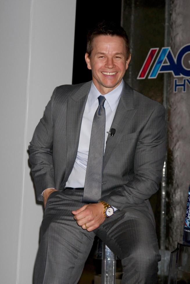 los angeles, 26 de fevereiro - mark wahlberg na conferência de imprensa aqua hydrate no local privado em 26 de fevereiro de 2013 em west hollywood, ca foto