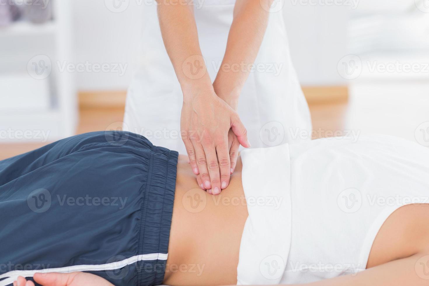 fisioterapeuta fazendo massagem nas costas foto