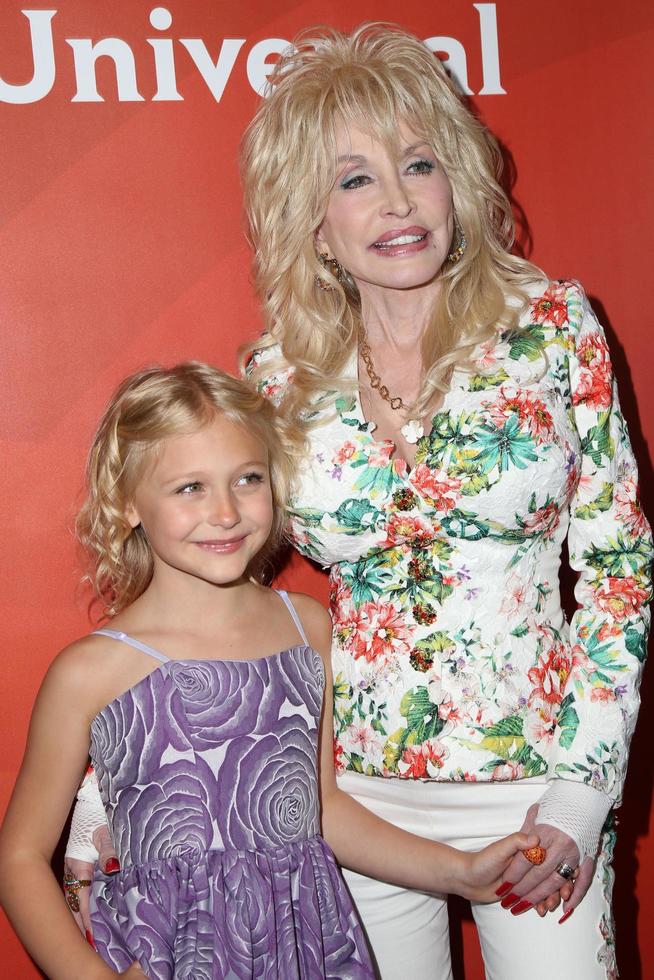 los angeles, 13 de agosto - alyvia alyn lind, dolly parton no nbcuniversal 2015 tca summer press tour no beverly hilton hotel em 13 de agosto de 2015 em beverly hills, ca foto