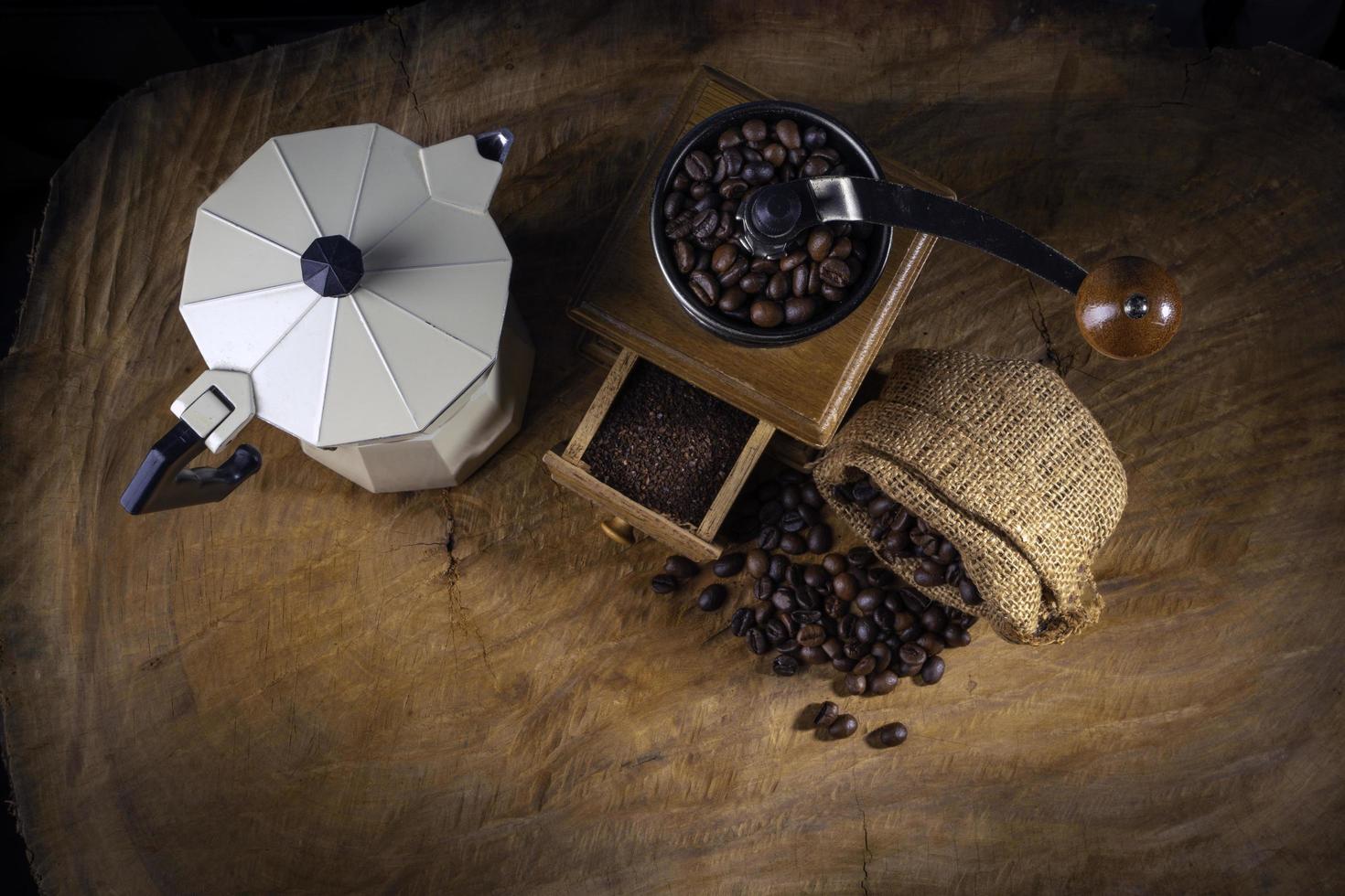 conjunto de café com bule de moka e moedor no antigo piso de madeira. foco suave. foto