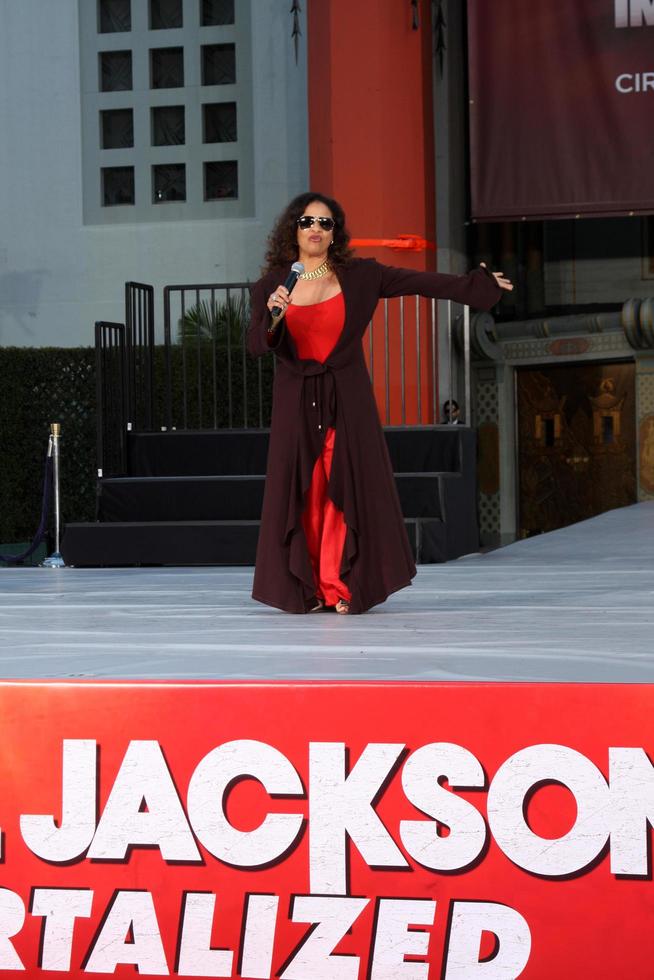 los angeles, 26 de janeiro - debbie allen apresenta seus dançarinos na cerimônia de impressão de mão imortalizada e pegada de michael jackson no teatro chinês graumans em 26 de janeiro de 2012 em los angeles, ca foto