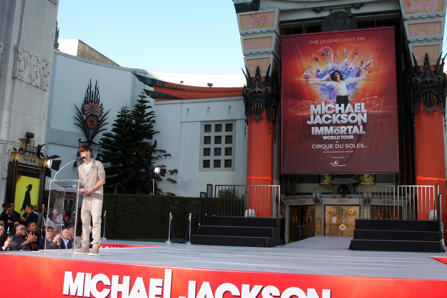 los angeles, 26 de janeiro - justin bieber fala na cerimônia de impressão de mão e pegada imortalizada por michael jackson no teatro chinês graumans em 26 de janeiro de 2012 em los angeles, ca foto