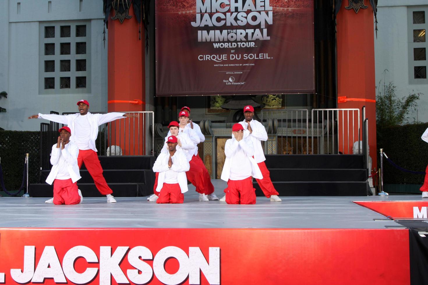 los angeles, 26 de janeiro - a trupe da academia de dança debbie allens se apresenta na cerimônia de impressão de mão imortalizada e pegada de michael jackson no teatro chinês graumans em 26 de janeiro de 2012 em los angeles, ca foto